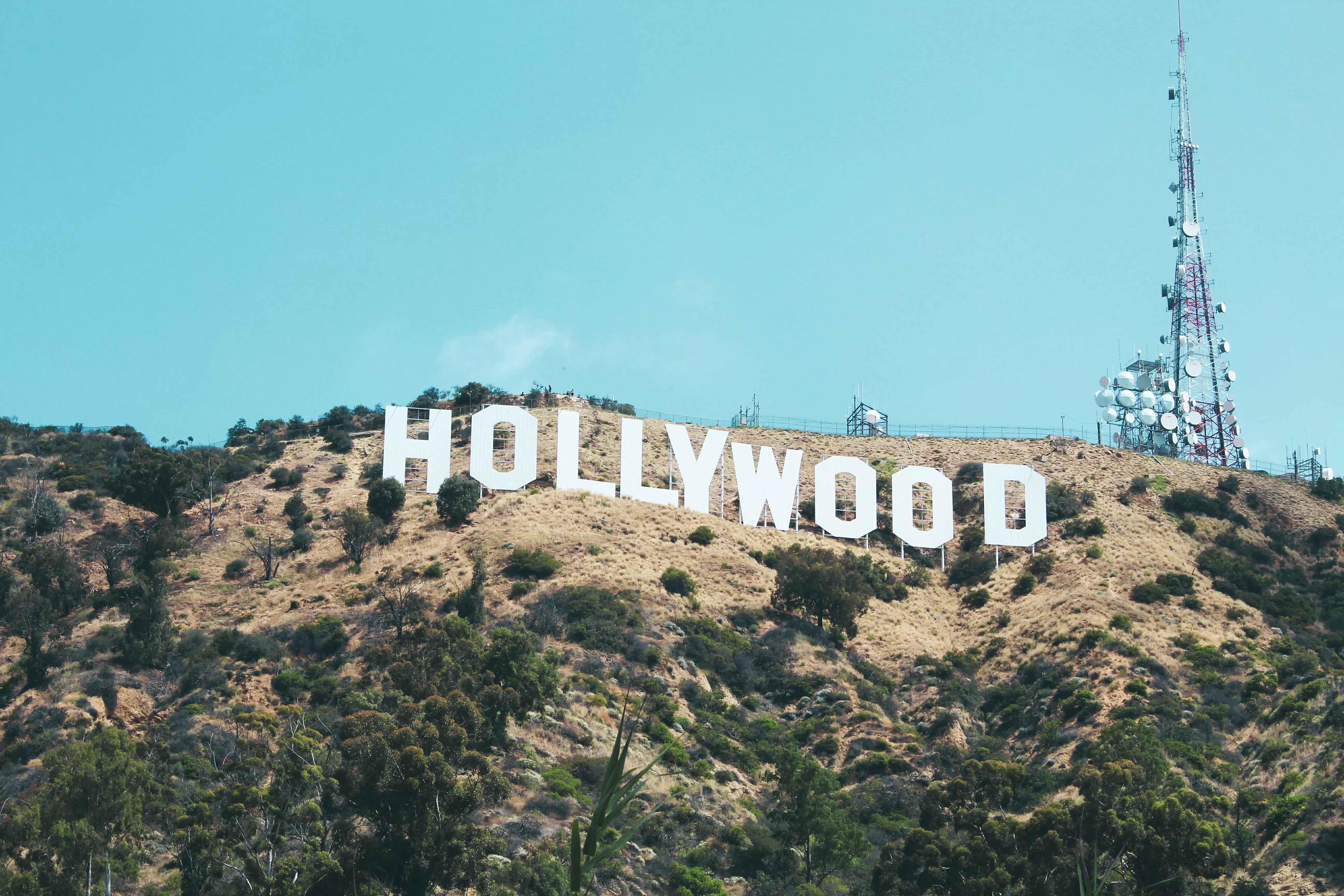 Sciopero degli sceneggiatori a Hollywood: la Wga chiede maggiori tutele contro l'intelligenza artificiale